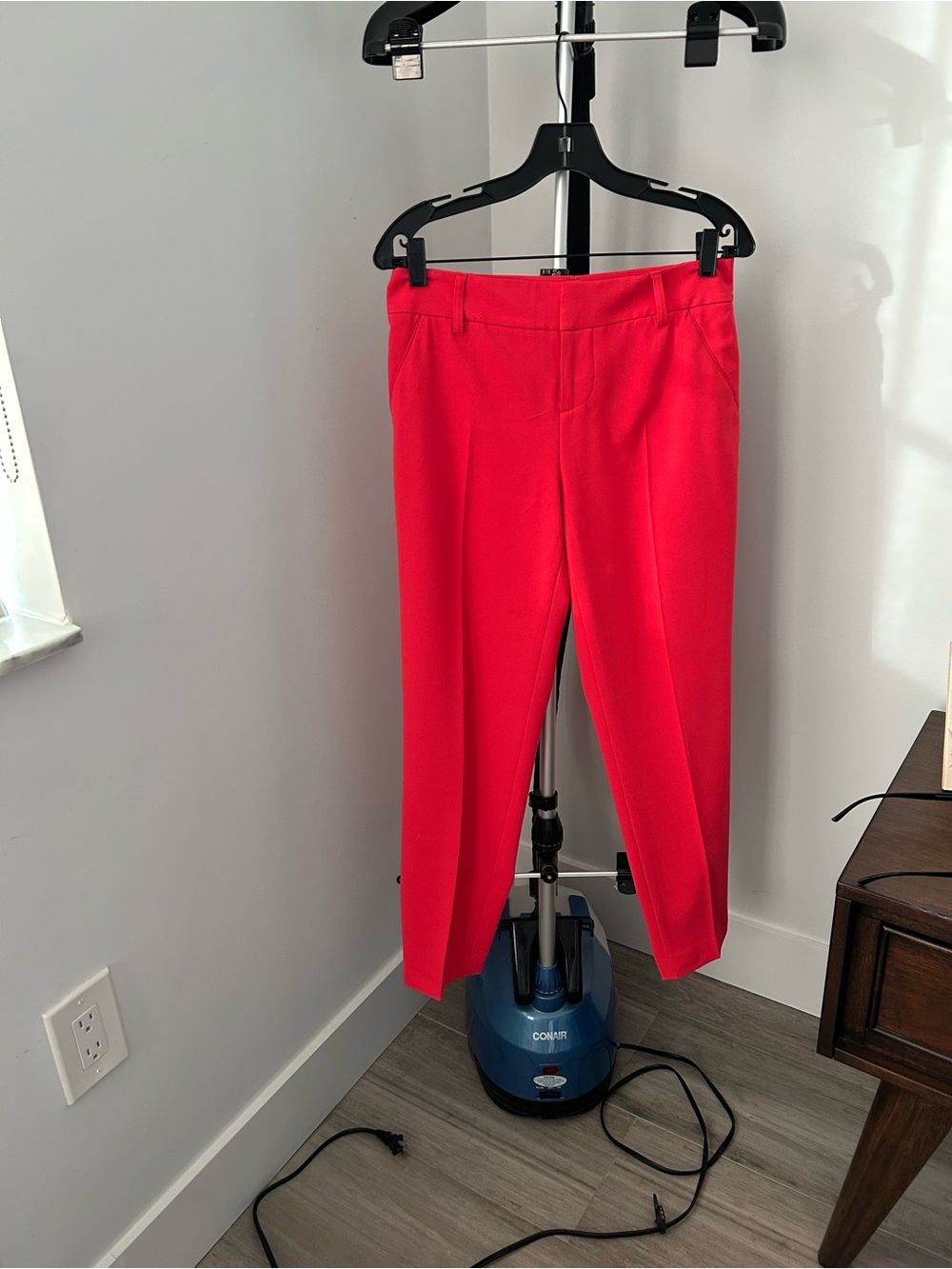 Alice + Olivia Coral-Red Cropped Ankle Pants